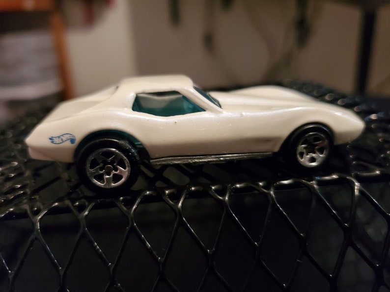 hot wheels 1975 corvette stingray white