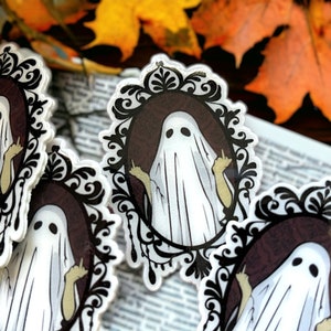Vintage Gothic Ghost Pin: Playful Halloween Spirit in Plastic Resin