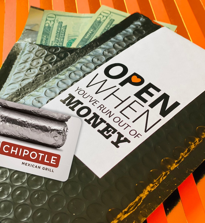 Może przedstawiać: Czarno-biała karta podarunkowa z tekstem "OPEN WHEN YOU'VE RUN OUT OF MONEY" i czerwonym sercem. Karta podarunkowa jest do Chipotle Mexican Grill.