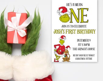 Pode incluir: Um personagem verde do Grinch vestindo um traje vermelho de Papai Noel e um chapéu vermelho com uma pompom branco, segurando um cachorro marrom. O Grinch está de pé ao lado de um grande número verde