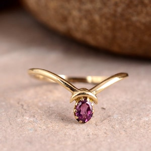 Anello in ottone con granato rodolite: anello impilabile a zig-zag
