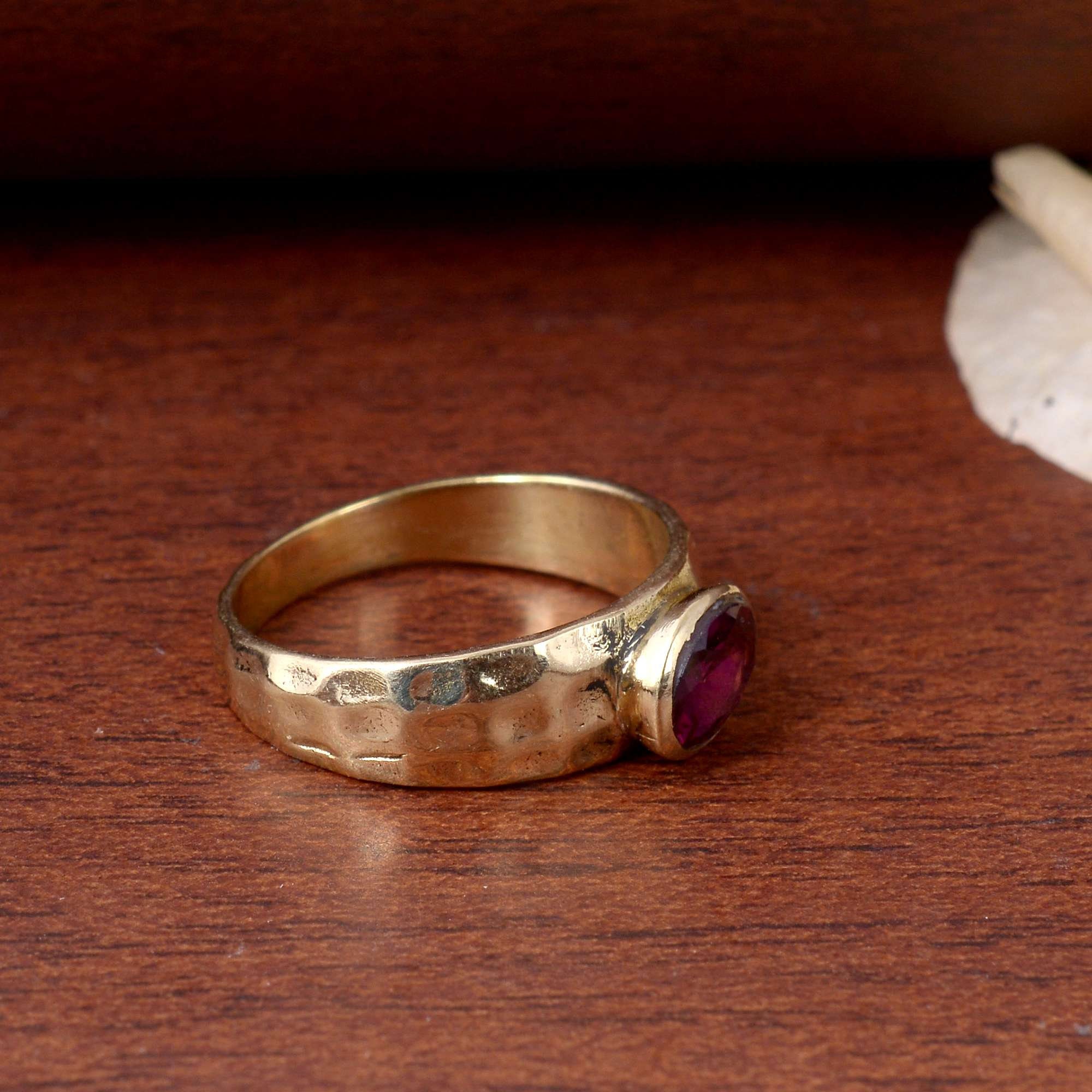 ハンドメイドのロードライトガーネット真鍮リング：エスニックな