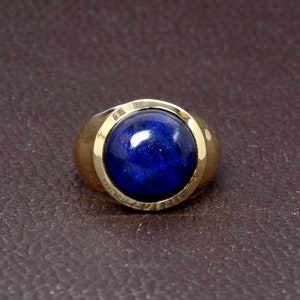 Bague faite main en laiton et lapis lazuli : chevalière ethnique
