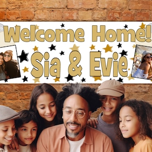 Puede incluir: Una pancarta blanca con estrellas doradas y negras y globos. La pancarta dice "&iexcl;Bienvenido a casa! Sia & Evie" con dos fotos de mujeres. Una familia de seis personas est&aacute; de pie frente a la pancarta.