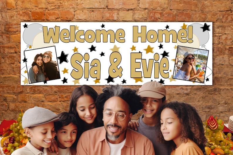 Puede incluir: Una pancarta blanca con estrellas doradas y negras y globos. La pancarta dice "&iexcl;Bienvenido a casa! Sia & Evie" con dos fotos de mujeres. Una familia de seis personas est&aacute; de pie frente a la pancarta.