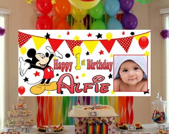 Baner urodzinowy Myszki Miki – spersonalizowane czerwone tło imprezowe z imieniem i zdjęciem dla chłopców lub dziewcząt