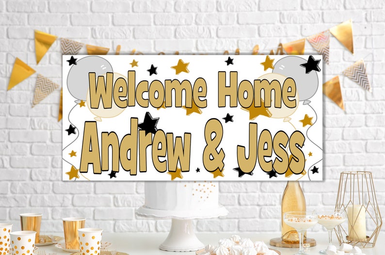 Puede incluir: Una pancarta blanca con estrellas doradas y negras y globos. La pancarta dice "Welcome Home Andrew & Jess".