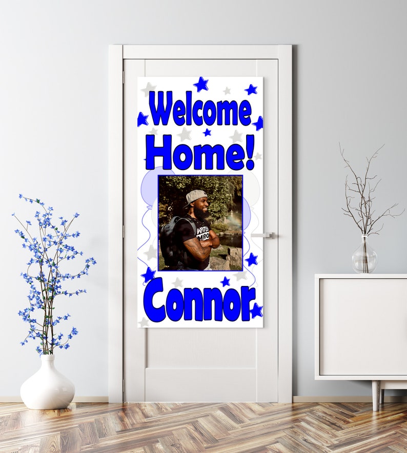 Puede incluir: Pancarta de bienvenida a casa con un esquema de color azul y blanco. La pancarta presenta una foto de una persona, las palabras "Welcome Home!" y el nombre "Connor" en texto azul.