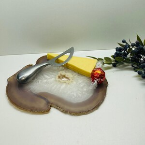 Gran rebanada de ágata natural pulida - tabla de quesos, plato para servir o pieza de exhibición