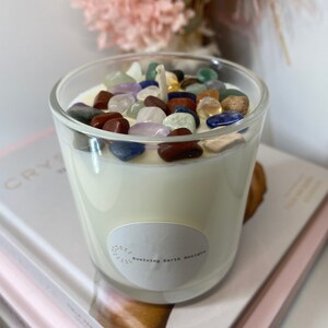 Mixed tumbled stones natural soy candle - Medium crystal infused candle (180g)