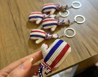 Llavero de guante de caja de ganchillo hecho a mano con cuentas: llavero de cuentas para amantes de los bolsos, regalo inspirado en el estilo Y2K, orgullo estadounidense.