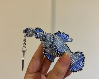 Llavero de pez con cuentas de crochet: dije de animal marino hecho a mano para bolso, regalo para amantes del océano, llavero de cuentas azules, accesorio inspirado en el mar, dije de pez