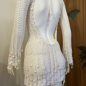 Mini abito di perle, abito a maniche lunghe, abito all'uncinetto, abito da festa senza schienale, regalo fatto a mano, abbigliamento da spiaggia all'uncinetto, regalo per lei, regalo di addio al nubilato immagine 9
