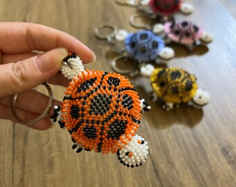 Llavero de tortuga con cuentas de crochet: abalorio de animal hecho a mano para bolso, regalo para amantes del océano, llavero con cuentas, accesorio inspirado en el mar.