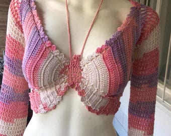 Top corto de crochet con mariposa arcoíris: bralette bohemio de manga larga para festivales.