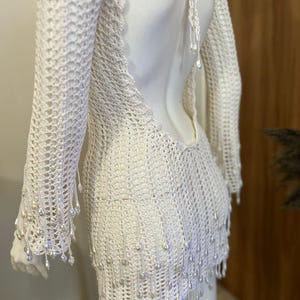 Mini abito di perle, abito a maniche lunghe, abito all'uncinetto, abito da festa senza schienale, regalo fatto a mano, abbigliamento da spiaggia all'uncinetto, regalo per lei, regalo di addio al nubilato immagine 6