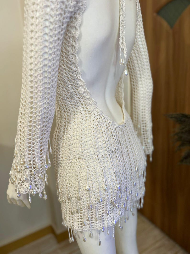 Mini abito di perle, abito a maniche lunghe, abito all'uncinetto, abito da festa senza schienale, regalo fatto a mano, abbigliamento da spiaggia all'uncinetto, regalo per lei, regalo di addio al nubilato immagine 6