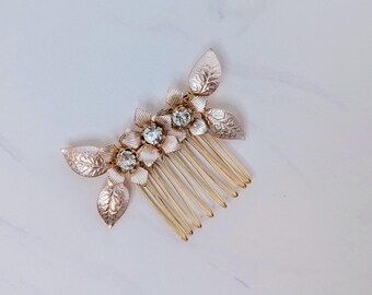 Peineta nupcial con flores doradas: tocado de boda de inspiración vintage con cristales y perlas: accesorio elegante para el cabello hecho a mano