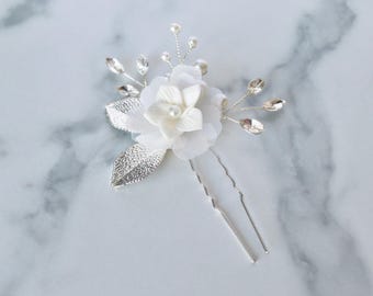 Horquilla para el pelo de novia, tocado de flores blancas, accesorio para el pelo de boda con perlas y cristales, pinza para el pelo con hojas de plata, joyería para el pelo de novia hecha a mano