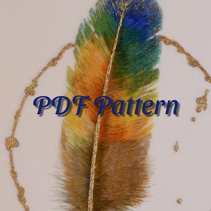 Puede incluir: Una pluma bordada en colores vibrantes: azul, verde, amarillo, naranja y marrón. La pluma está adornada con hilo dorado y rodeada por un círculo de cuentas doradas. El texto "PDF Pattern" se muestra en azul.