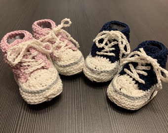 Gehäkelte Babyschuhe | Chucks für Babys | Geschenk zur Geburt