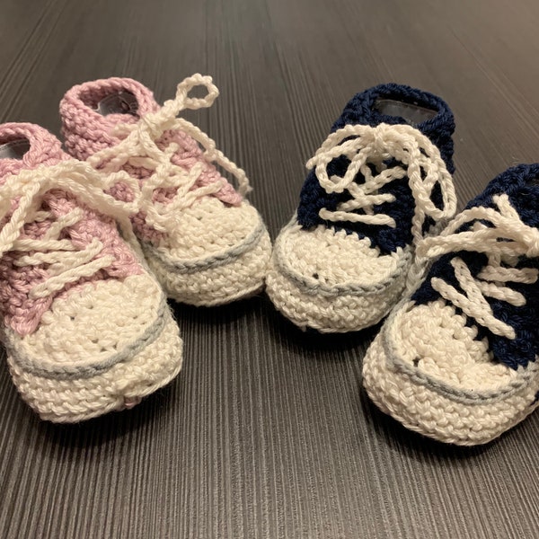 Gehäkelte Babyschuhe | Chucks für Babys | Geschenk zur Geburt