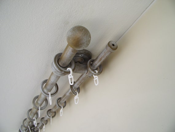 Doppio bastone tenda con tubi differenti per finestra con anelli d'acciaio  e ganci, doppie staffe vicino al soffitto e ball Ends -  Italia