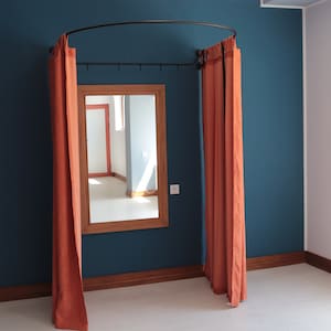 Vestidor y vestidor ovalado de pie en forma de U con percha para montaje en pared con 2 soportes de suelo rectos, 230 cm de alto