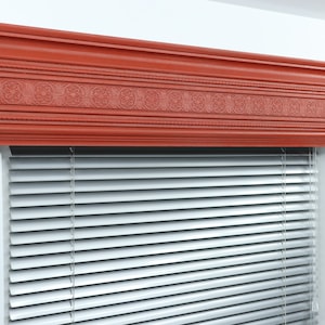 Puede incluir: Una cenefa de ventana roja con un diseño ornamentado. La cenefa está montada sobre un conjunto de persianas blancas.