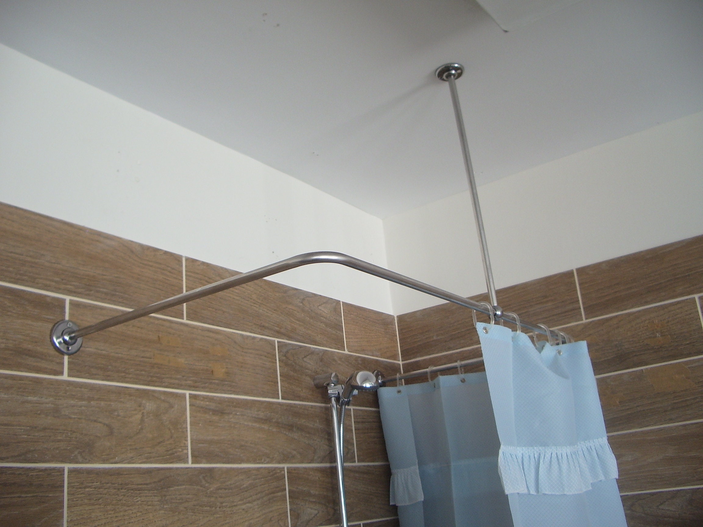 YOLOPLUS+ Barra de ducha curvada de aleación de aluminio para montaje en  pared, cubierta de barra de cortina de ducha de baño, área de pared de 35 a