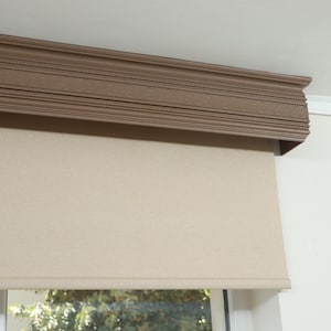 Könnte beinhalten: Nahaufnahme einer Fensterdekoration mit einer beigefarbenen Rolljalousie und einem dekorativen braunen Lambrequin. Der Lambrequin hat ein mehrschichtiges Design mit detaillierten Leisten. Die Jalousie ist teilweise heruntergelassen.