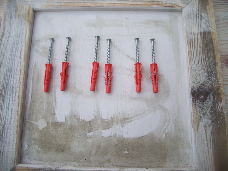 Puede incluir: Seis tacos de pared de pl&aacute;stico rojo con tornillos plateados. Los tacos est&aacute;n dise&ntilde;ados para ser utilizados con placas de yeso.