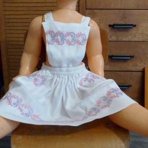 1950s . Falda pequeña con bolsillos bordados, hecho a mano.