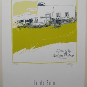 Puede incluir: Una impresión de una escena costera, con un edificio blanco sobre un cielo amarillo y un primer plano verde. La obra de arte incluye el texto "Ile de Sein" y una firma. La impresión está numerada 51/200.