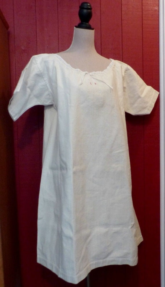 1920s . Old linen nightgown, lace at the collar. - Gem