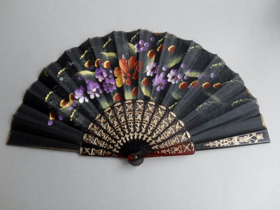 Old eventail with gilding and painted fabric.