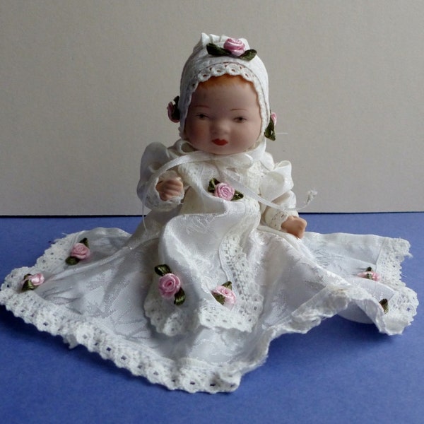 1960s . Bébé porcelaine miniature .