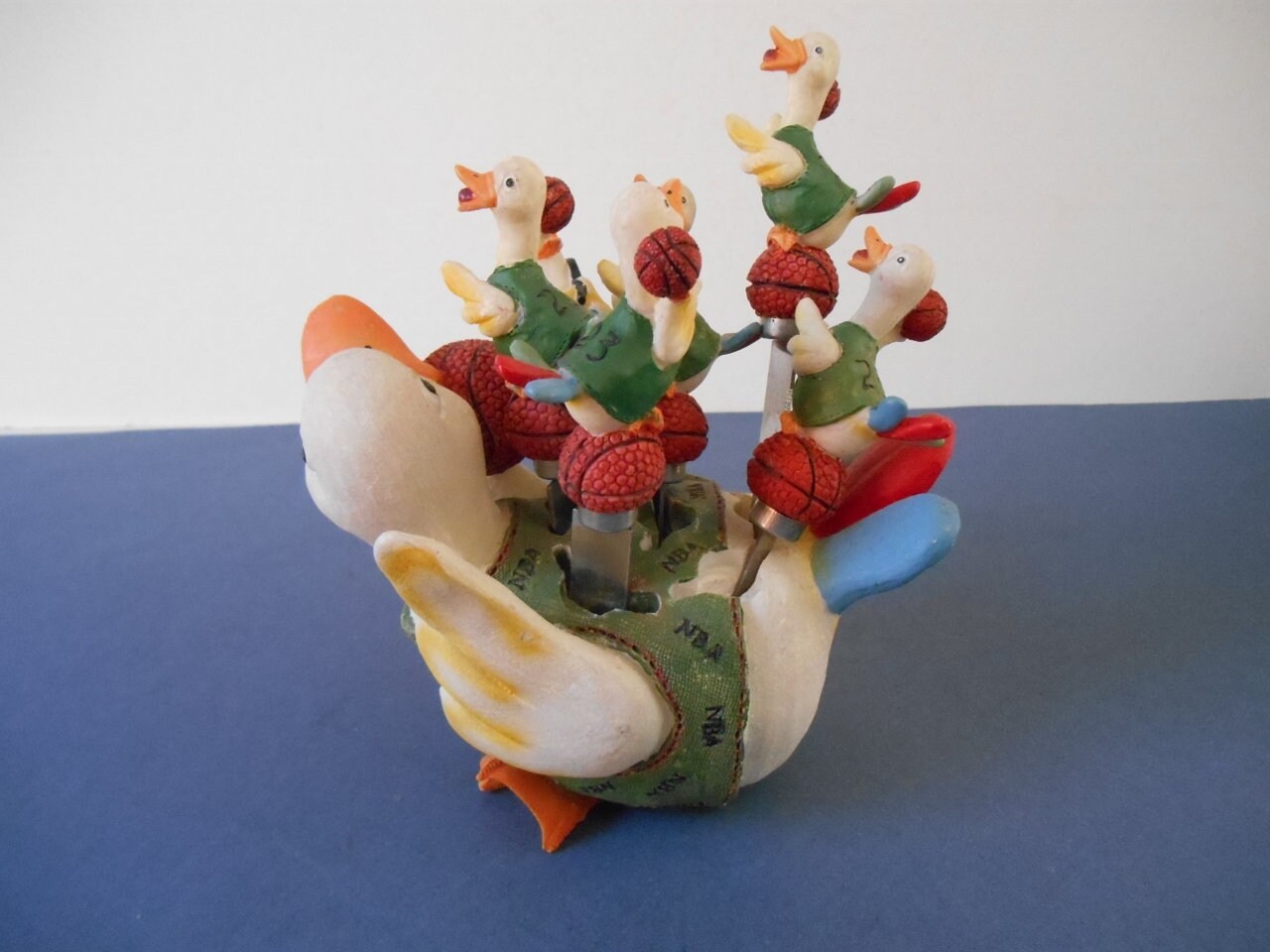 Canard N B A . Ensemble de 3 Couteaux et Cuillères Dans Un Canard