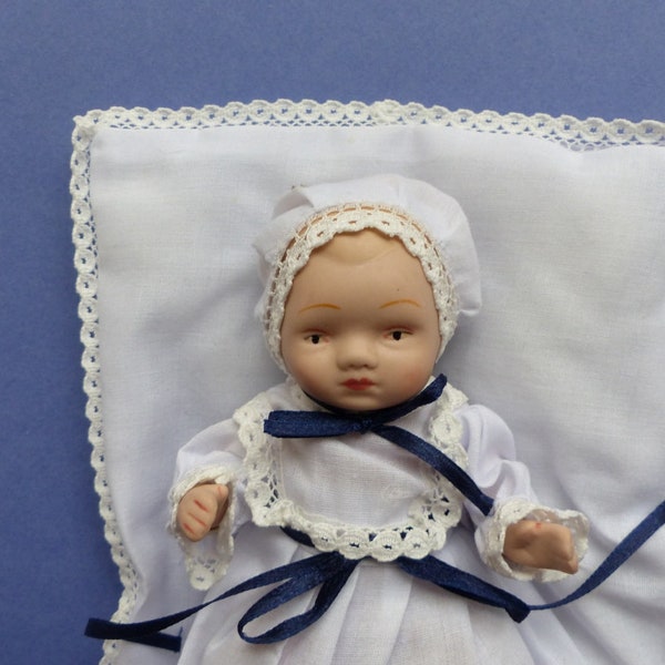 1960s . Bébé porcelaine miniature .