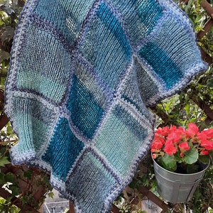 Mezcla azul hecho a mano punto y ganchillo manta para bebés. Suave y cálido.