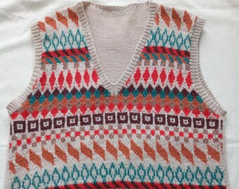 Débardeur vintage tricoté à la main des années 1940 style Fairisle col en v à motifs gilet sans manches pull de style WW2 devant la maison