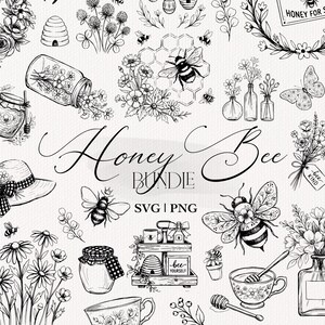 Puede incluir: Una colección digital de ilustraciones de líneas en blanco y negro que presenta abejas, colmenas, arreglos florales, tarros de miel, un sombrero de sol y juegos de té. El texto Honey Bee BUNDLE SVG | PNG y HONEY FOR SALE es claramente visible.