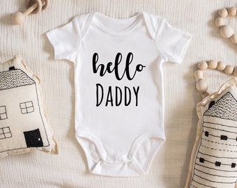 Hello Daddy Baby Grow (Father Announcement, Baby Shower Present or New Arrival Gift) Unisex 100% White Cotton Free P&P.