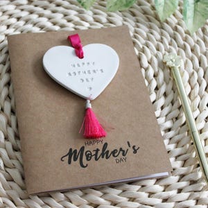 Carte de fête des mères avec un cadeau souvenir, carte pour maman, cadeau pour maman, petit cadeau pour mère, carte unique de joyeuse fête des mères, carte faite main