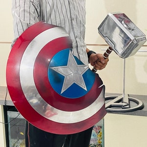キャプテン・アメリカの壊れた盾 - アベンジャーズエンドゲームの盾とソーのハンマー コスプレやロールプレイ用の盾 スタンド付き