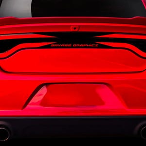 Naklejka na tylne światło Spikes Racetrack z wyciętym wzorem i niestandardowym tekstem pasuje do modeli Dodge Charger SXT RT GT SRT Scatpack z lat 2016–2023