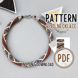 Op de afbeelding: Een kralenkettingpatroon in PDF-formaat. Het patroon heeft een geometrisch ontwerp met bruine, blauwe en crème kralen. Het patroon heet "Hippie" en is direct te downloaden.
