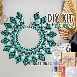 Può includere: Un kit fai-da-te per collana di perline con materiali. Il collare presenta un design geometrico in perline turchesi, nere e bianche. Il kit include perline, filo e istruzioni. Il testo sull'immagine recita "DIY KIT BEAD COLLAR WITH MATERIALS."