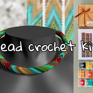 Op de afbeelding: Een kralen haakset met kleurrijke kralen, naalden en instructies. De set bevat een afgewerkt kralen collier met een turquoise, groen, oranje en rood patroon.