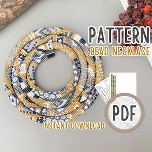 Puede incluir: Un patrón en PDF para un collar de cuentas. El collar presenta un diseño en espiral con cuentas doradas, blancas, grises y azul marino. El texto en la imagen dice "PATTERN BEAD NECKLACE" y "INSTANT DOWNLOAD".